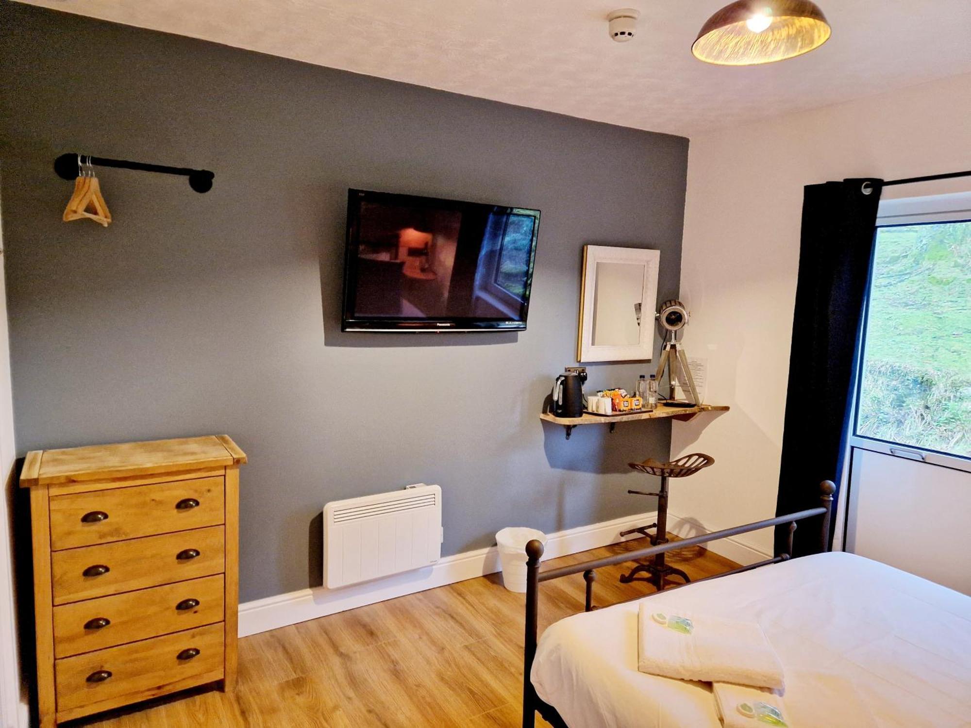 Wheal Tor Hotel & Glamping Лискард Екстериор снимка
